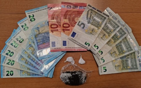Fugge al posto di controllo con lo scooter rubato e la droga: 32enne denunciato