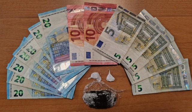 Fugge al posto di controllo con lo scooter rubato e la droga: 32enne denunciato