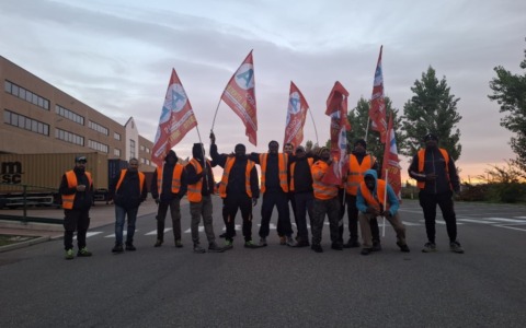 Sciopero dei lavoratori Maxilog alla logistica Aosom di Belgioioso: ritardi nei buoni pasto e contratti precari
