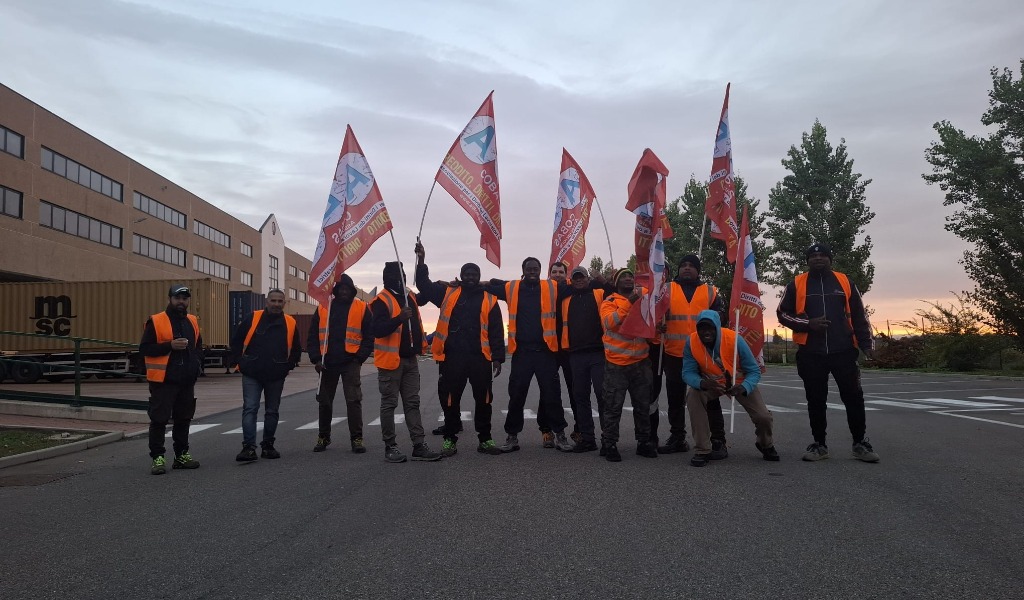 Sciopero dei lavoratori Maxilog alla logistica Aosom di Belgioioso: ritardi nei buoni pasto e contratti precari