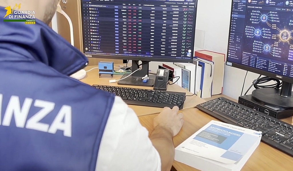 Scoperta maxi truffa nel settore delle criptovalute, indagini anche a Pavia: sequestrati oltre 877mila euro