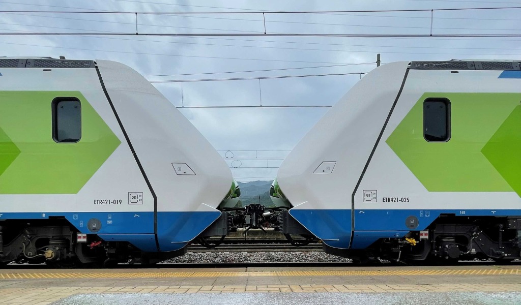 Linea Milano-Mortara, raddoppia la capienza dei nuovi treni Caravaggio: 890 posti per i viaggiatori