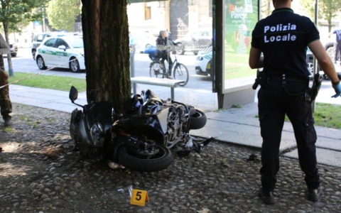 Filippo non ce l’ha fatta: muore a 18 anni sette giorni dopo l’incidente in scooter a Pavia