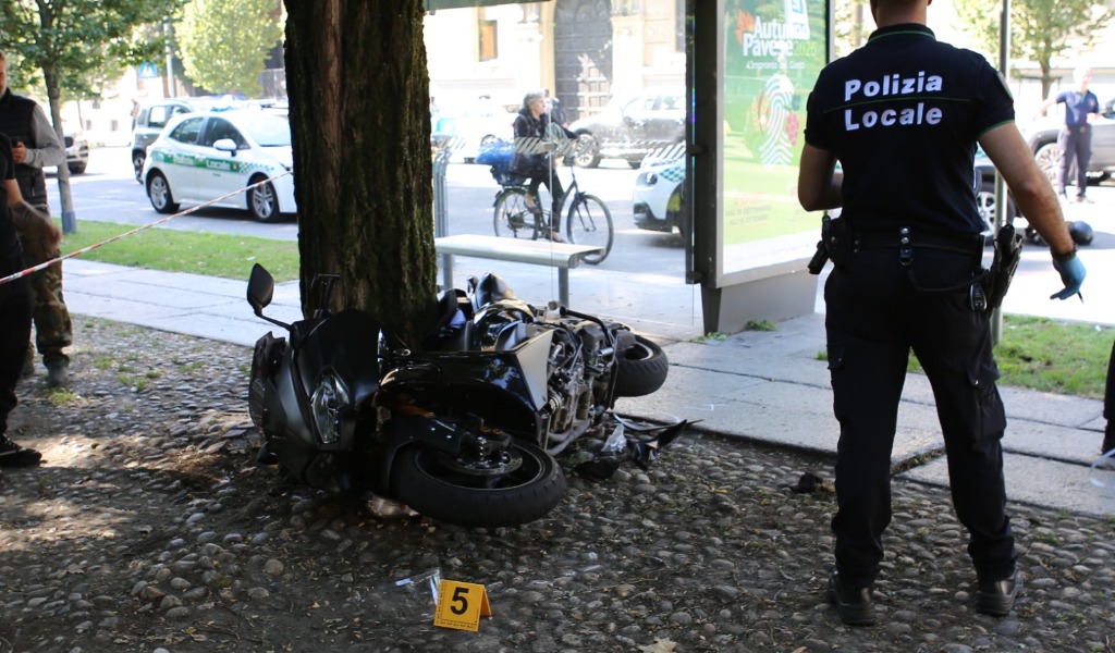 Filippo non ce l’ha fatta: muore a 18 anni sette giorni dopo l’incidente in scooter a Pavia