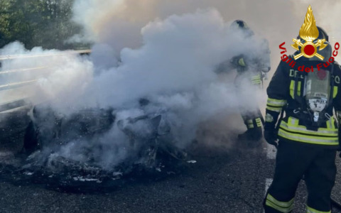 Auto prende fuoco sulla A7 tra Casei Gerola e Gropello Cairoli: mezzo distrutto dalle fiamme