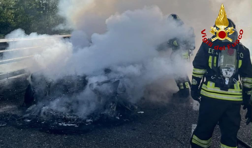 Auto prende fuoco sulla A7 tra Casei Gerola e Gropello Cairoli: mezzo distrutto dalle fiamme